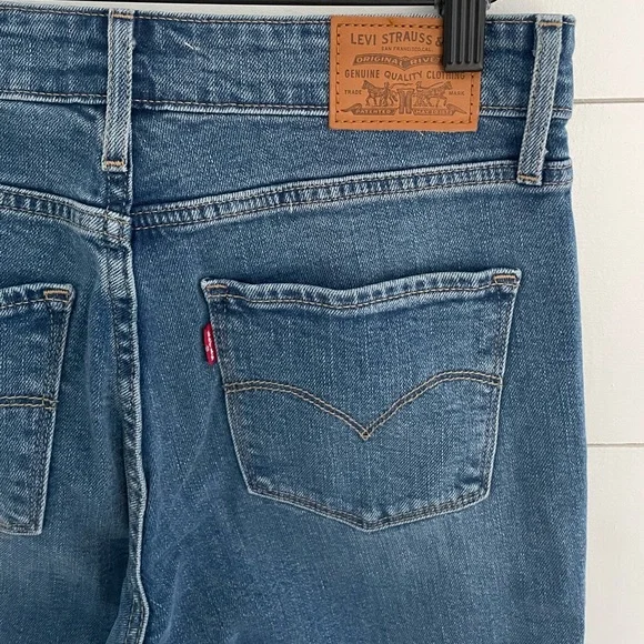 Levi’s Ripped Jeans - Picture 3 of 6